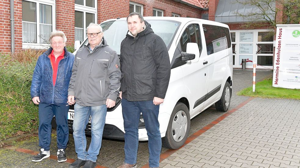 Jonny Ewerwien (links) und Dmytro Sytnykov (rechts) bringen die Geflüchteten von A nach B und zurück. Johann Schüller freut sich über das Engagement. Foto: Wagenaar