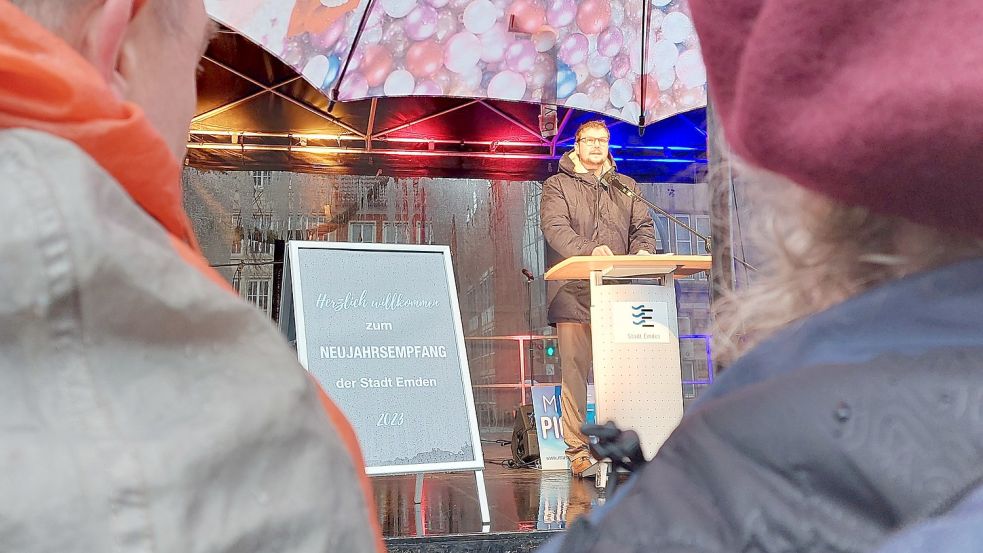 Oberbürgermeister Tim Kruithoff hatte bei seiner Neujahrsansprache im strömenden Regen eine große Überraschung parat. Foto: Hanssen