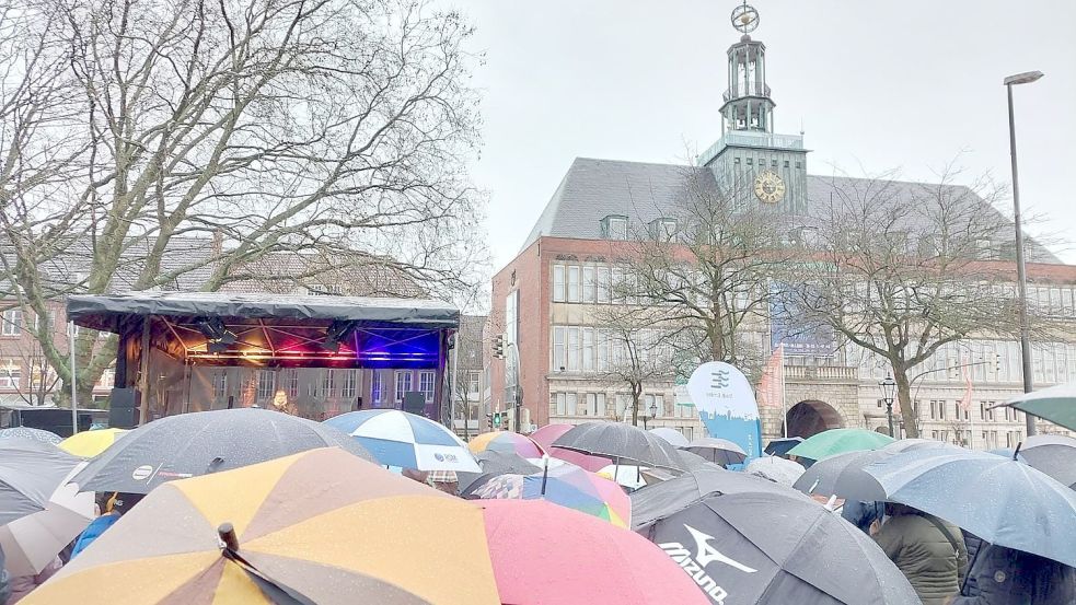 Vor der Bühne bildete sich zur Ansprache Tim Kruithoffs ein Schirme-Meer. Trotz des anhaltenden Regens hielten die meisten Zuhörer bis zum Ende der mehr als 40-minütigen Rede aus.