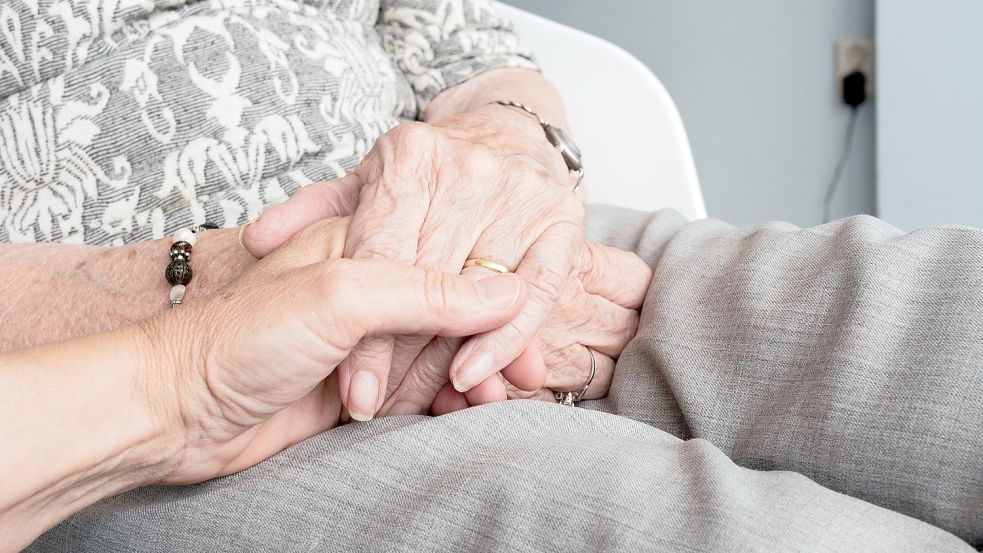 Manchmal hilft es schon, wenn jemand zuhört oder einfach nur da ist – das ist die Idee hinter den ehrenamtlichen Alltagsbegleitern für Senioren. Foto: Pixabay