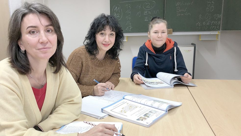 Die Ukrainerinnen Olena Shamli (von links), Lidiia Antonova und Oleksandra Kaliakina lernen zusammen im Europahaus Deutsch. Foto: Kraft