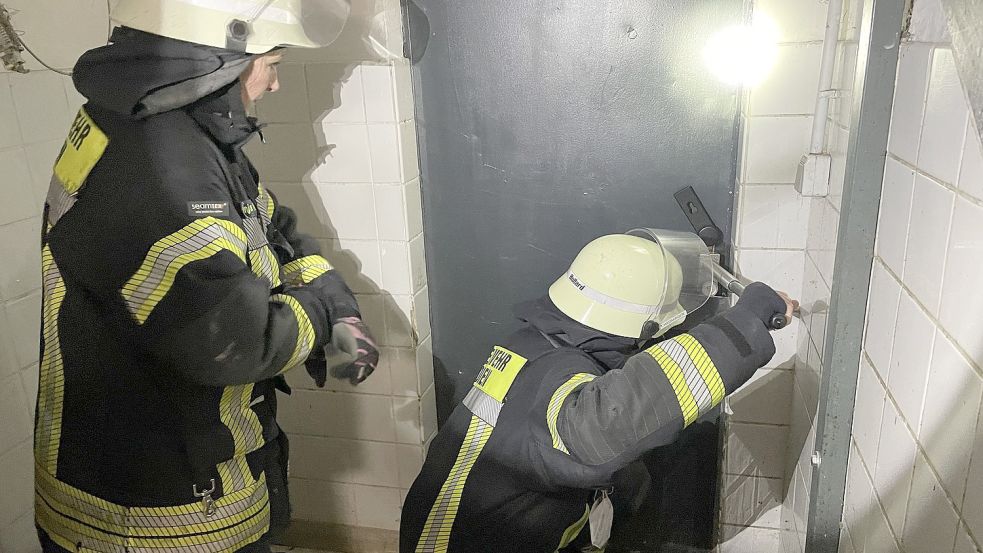 Die Feuerwehr öffnete die Kellertür. Foto: Feuerwehr Norden