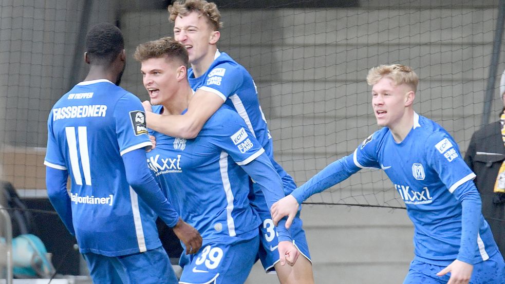 Marek Janssen (Zweiter von links) feiert seinen Treffer in der Nachspielzeit. Ganz rechts jubelt Luca Prasse. Foto: Imago