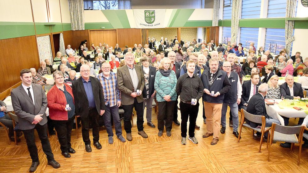 Stolz zeigen die preisgekrönten ihre Auszeichnungen. Foto: Stromann