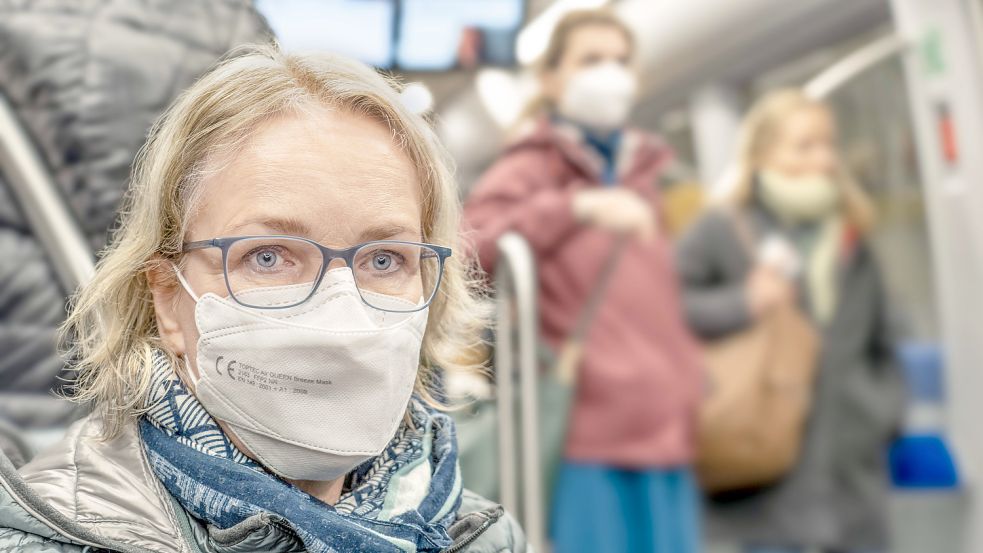 Mindestens bis Februar sollte an der Maskenpflicht in Bussen und Bahnen festgehalten werden, sagt Susanne Johna, Chefin des Marburger Bundes. Foto: IMAGO/Wolfgang Maria Weber