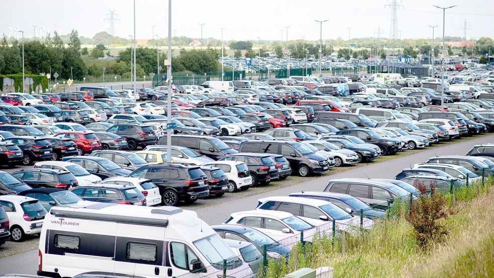 Das Parken am und im Hafen in Norddeich bleibt weiter ein Streitthema. Es geht dabei um viel Geld: Wer hier Parkplätze anbietet, hat eine sichere Einnahmequelle. Foto: picture alliance/dpa