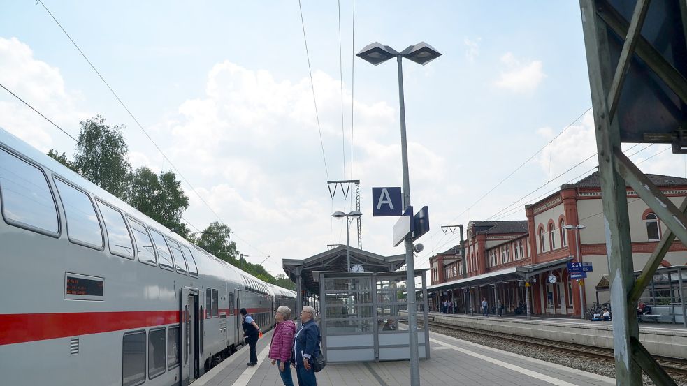 Am Bahnhof Leer warten täglich Menschen auf ihren Zug. Einige verbringen fast eine Stunde am Bahnhof. Foto: Archiv