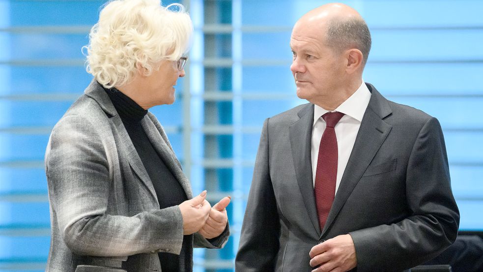 Bundeskanzler Olaf Scholz (SPD, rechts) muss den Posten des Verteidigungsministers neu besetzen. Foto: dpa/Bernd von Jutrczenka