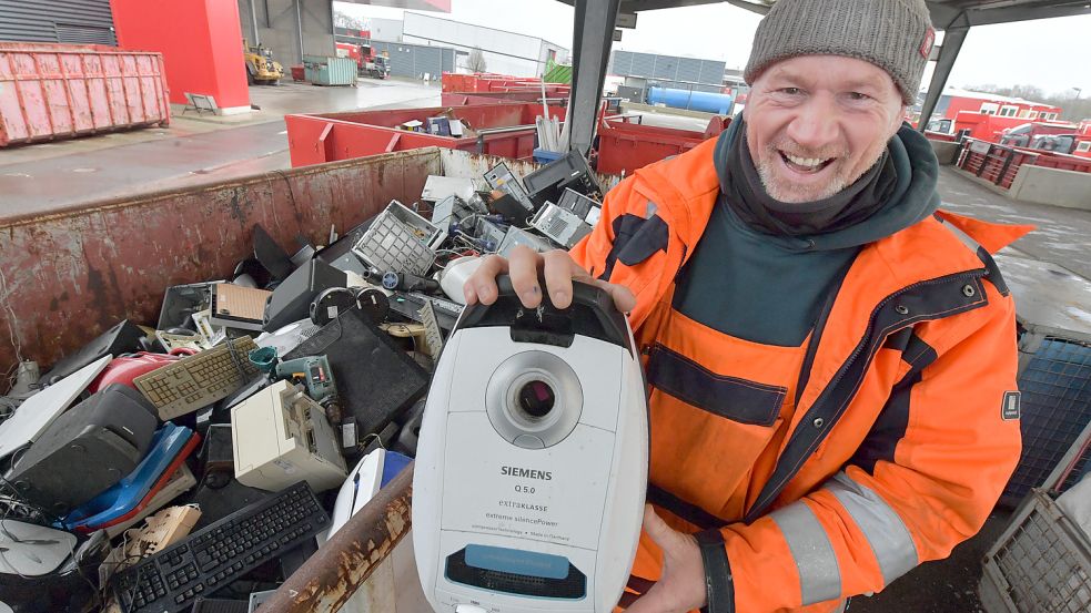 Ingo Janßen vor Containern voller Elektroschrott. Er ist Mitarbeiter beim Abfallwirtschaftsbetrieb im Landkreis Aurich in Großefehn. Foto: Ortgies