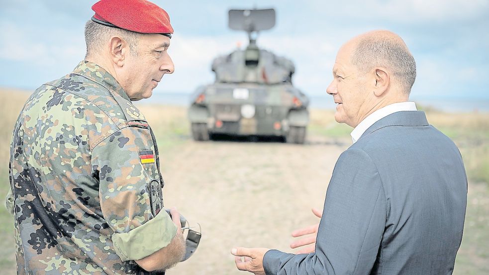 August 2022: Bundeskanzler Olaf Scholz (rechts) trifft mit Generalmajor Carsten Breuer beim Besuch einer Ausbildungsstätte für ukrainische Soldaten in Putlos, Schleswig-Holstein. Jetzt könnten sich die Wege der beiden erneut kreuzen. Foto: dpa