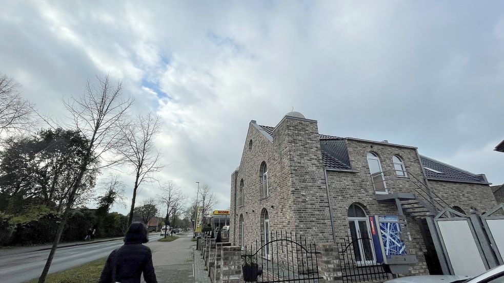 Auf dem Gebäudesockel der Moschee an der Oldersumer Straße ragt ein kleiner Halbmond in den Himmel. Foto: Boschbach