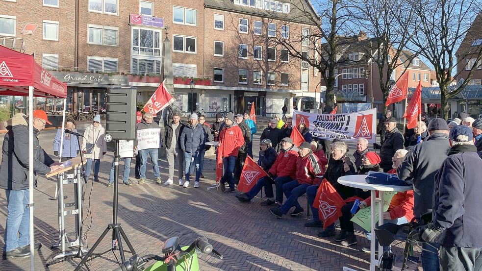 Im Emder Stadtgarten wurden die Reden gehalten und Forderungen an Betriebe und Politik gerichtet. Foto: Löschen