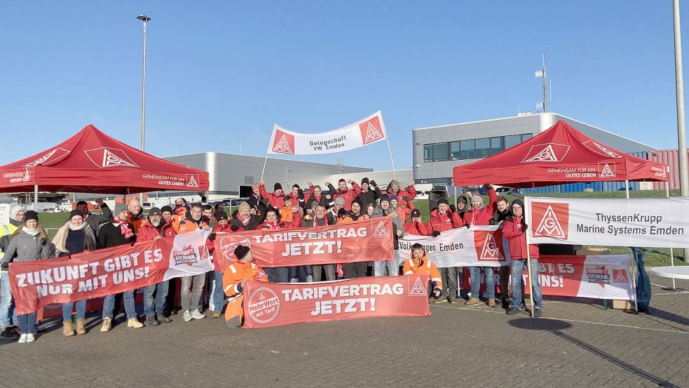 Mit einem Gemeinschaftsfoto sendeten die Norddeicher einen solidarischen Gruß zu ihren Vestas-Kollegen, die ebenfalls im Tarifkonflikt sind. Foto: Rebecca Kresse