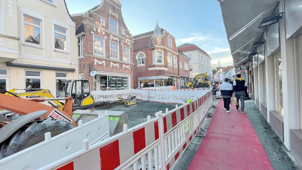 Der rote Teppich weist den Passanten in der Burgstraße derzeit den Weg. Foto: Boschbach