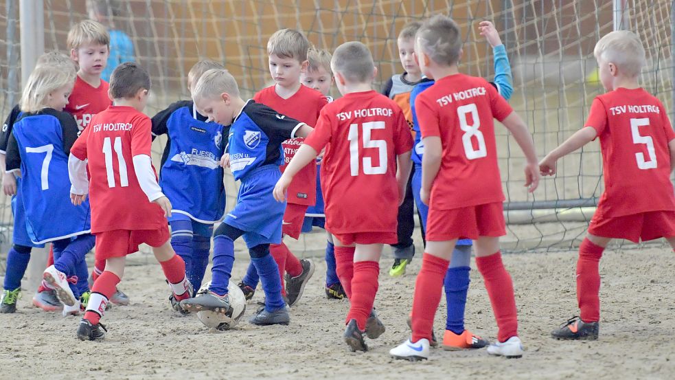 Bei den G-Junioren ist auf und neben dem Platz immer viel los. Archivfoto: Ortgies
