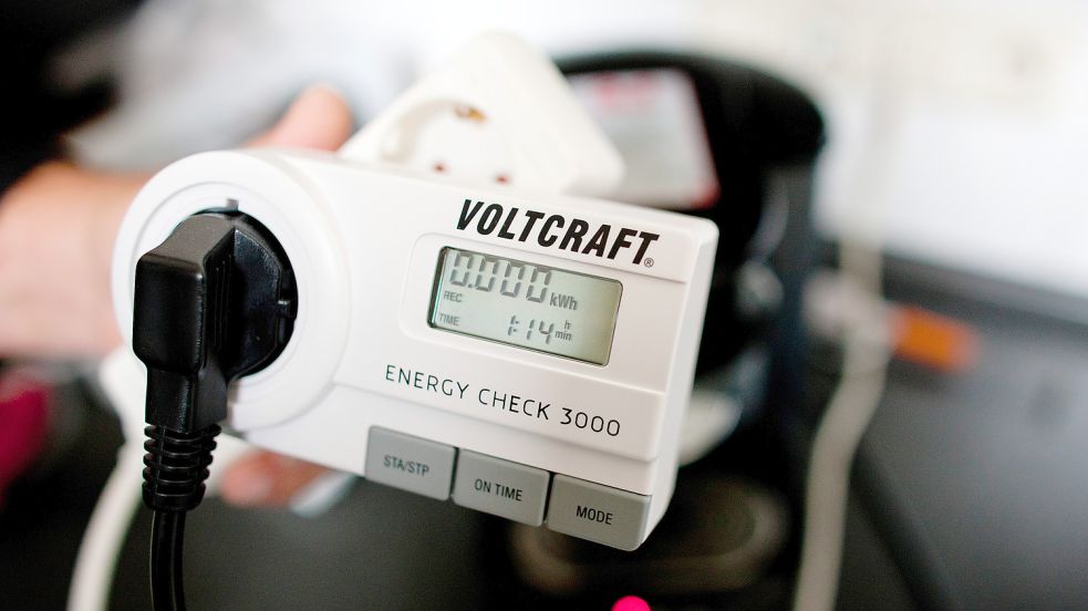 Ein Strom-Messgerät kann man bei Energie-Anbietern in der Region ausleihen. Damit kann man überprüfen, wie viel die eigenen Geräte verbrauchen. Das kann helfen, Strom zu sparen. Foto: Oliver Killig/dpa