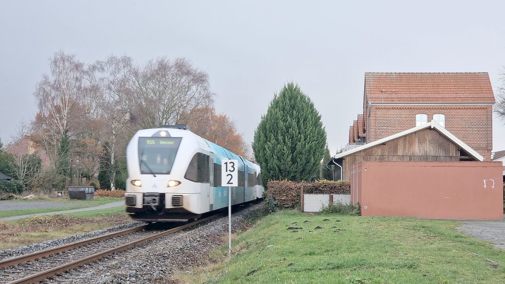 Der Arriva-Zug aus Richtung Bad Neuschanz fährt gerade am ehemaligen Bahnhofsgebäude in Bunde vorbei. Ab 2024 soll er wenige Meter entfernt an einem Bahnsteig anhalten, der in Höhe des Aldi-Marktes entsteht. Foto: Gettkowski