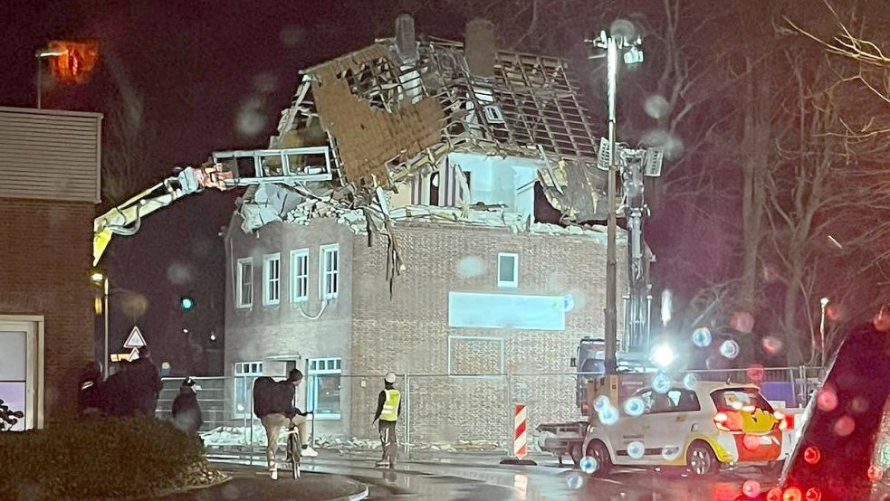 Am Mittwochabend war der Abriss des Gebäudes in vollem Gange. Die Straße wurde dafür halbseitig gesperrt. Foto: Privat