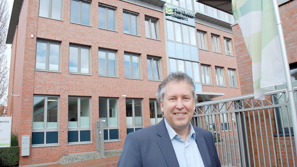 Hier steht der neue Geschäftsführer Jens Gieselmann vor dem Hauptgebäude der Stadtwerke an der Martin-Faber-Straße. Foto: H. Müller