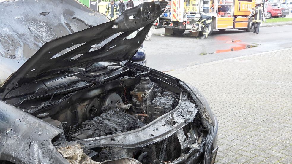 Das Auto ist nach dem Brand ein Totalschaden. Foto: F. Doden