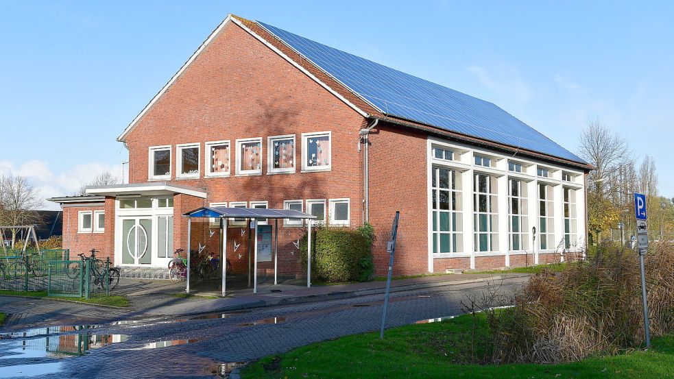 Eigentlich sollte die Greetsieler Grundschule ausgebaut werden, um auch noch einem Kindergarten Platz zu bieten. Die Pläne dafür liegen aber weiter auf Eis. Archivfoto: Wagenaar