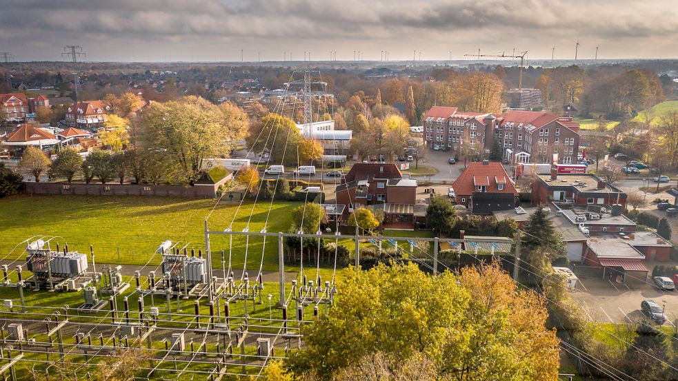 Mitten im Ortskern von Wiesmoor, direkt an der Bundesstraße 436 und gegenüber vom Rathaus (hinten rechts im Bild) liegt das Umspannwerk der EWE Netz. Foto: privat