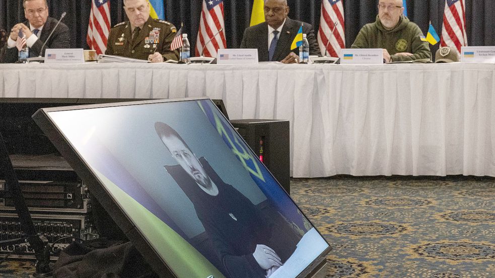 Dringlichkeitsappell: Der ukrainische Präsident Wolodymyr Selenskyj spricht per Video zu den Teilnehmern der Ukraine-Konferenz, darunter der deutsche Verteidigungsminister Boris Pistorius, US-General Mark Milley, US-Verteidigungsminister Lloyd Austin und der ukrainische Amtskollege Olexij Resnikow (l.-r.) Foto: dpa