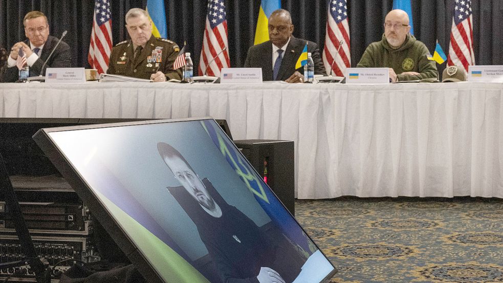Dringlichkeitsappell: Der ukrainische Präsident Wolodymyr Selenskyj spricht per Video zu den Teilnehmern der Ukraine-Konferenz, darunter der deutsche Verteidigungsminister Boris Pistorius, US-General Mark Milley, US-Verteidigungsminister Lloyd Austin und der ukrainische Amtskollege Olexij Resnikow (l.-r.) Foto: dpa