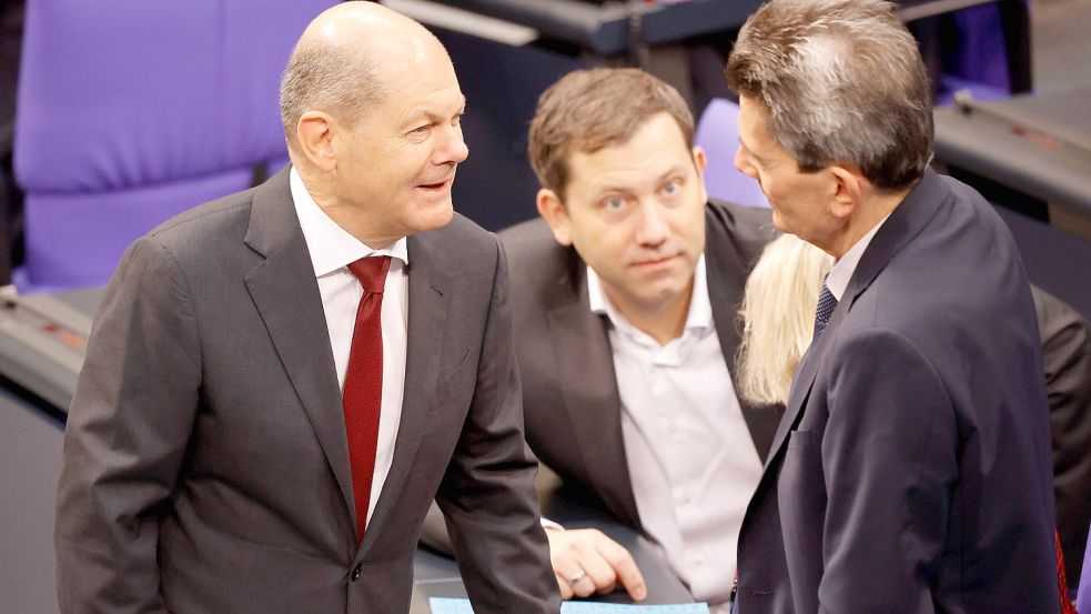 SPD-Chef Lars Klingbeil umgeben von Kanzler Olaf Scholz und SPD-Fraktionschef Rolf Mützenich. Foto: IMAGO/M. Popow