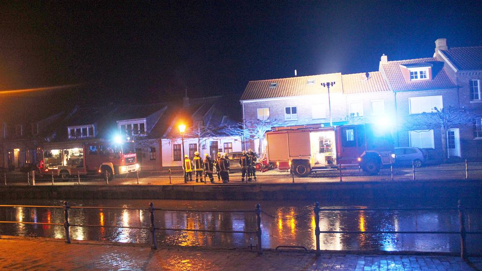 Die Feuerwehr wurde zu einem Einsatz in Weener gerufen. Fotos: Rand/Feuerwehr