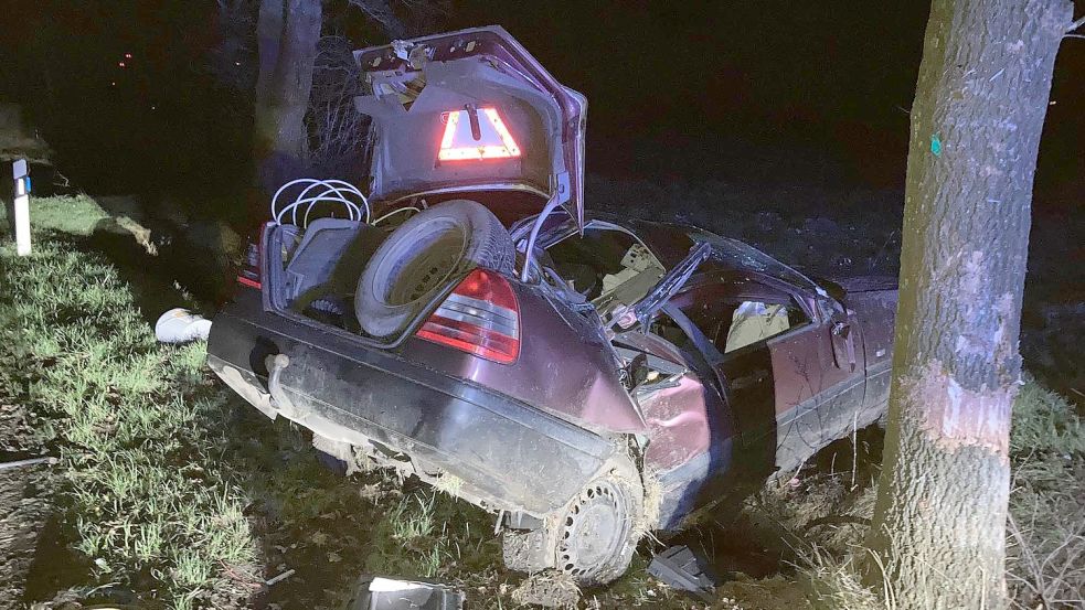 Das Fahrzeug und das gesamte Werkzeug im Kofferraum waren zerstört – der Fahrer kam mit einem Schrecken davon. Foto: Böning