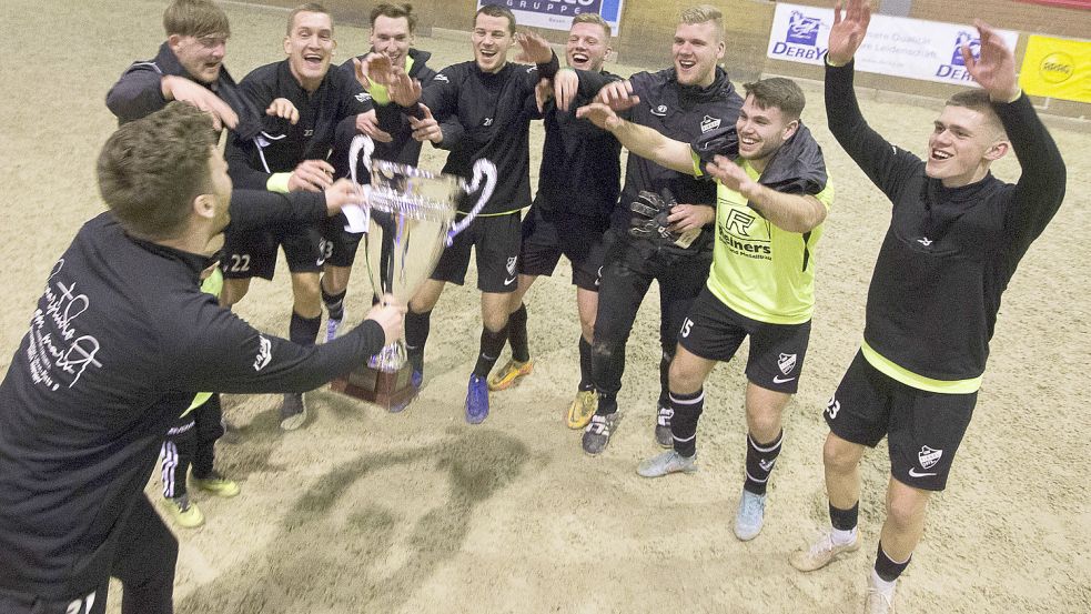 Am ganzen späten Samstagabend stand der Sieger fest: Grün-Weiß Firrel. Reinhard Grotlüschen (links mit Pokal) und seine Mitspieler feiern den nächsten Turniersieg. Foto: Doden/Emden