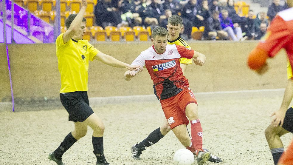 Der SV Großefehn (rechts Tobias Hillers) wurde in der Vorrunde Dritter. Foto: Doden/Emden
