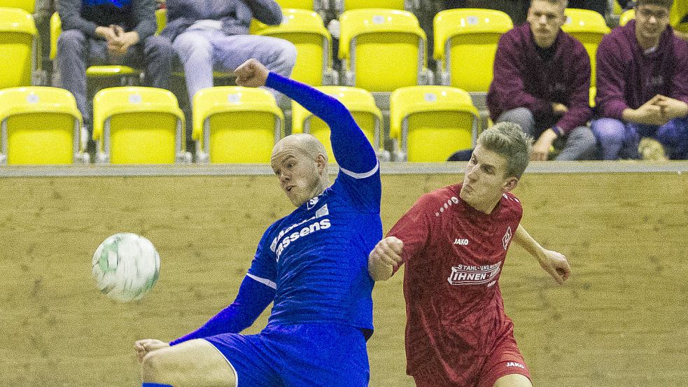 Dem TuS Esens (links Torben Freudenberg) fehlte nur ein Tor, um das Finale zu erreichen. Foto: Doden/Emden