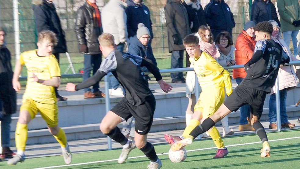 Rund 150 Zuschauer verfolgten das Testspiel auf dem Papenburger Kunstrasen. Hier duellieren sich Emdens Nico Möhle (eigene U19) und Papenburgs Neuzugang Ramon Issa (rechts) um den Ball. Foto: Reemts