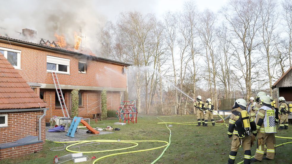 Beim Brand eines Einfamilienhauses am Donnerstagnachmittag am Langholter Weg in Ramsloh war die 69-jährige Bewohnerin des Hauses zu Tode gekommen. 80 Kräfte von drei Feuerwehren waren im Einsatz, um das Feuer zu löschen. Die Frau konnte nur noch tot aus dem Gebäude geborgen werden. Foto: Passmann