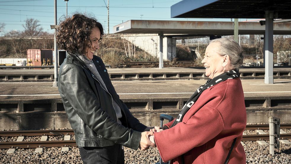 Aus der herzlichen Begrüßung am Bahnhof entwickelt sich schnell eine schwierige Beziehung: Lena Odenthal (Ulrike Folkerts) und ihre Tante Niki (Ursula Werner). Foto: SWR/Benoit Linder
