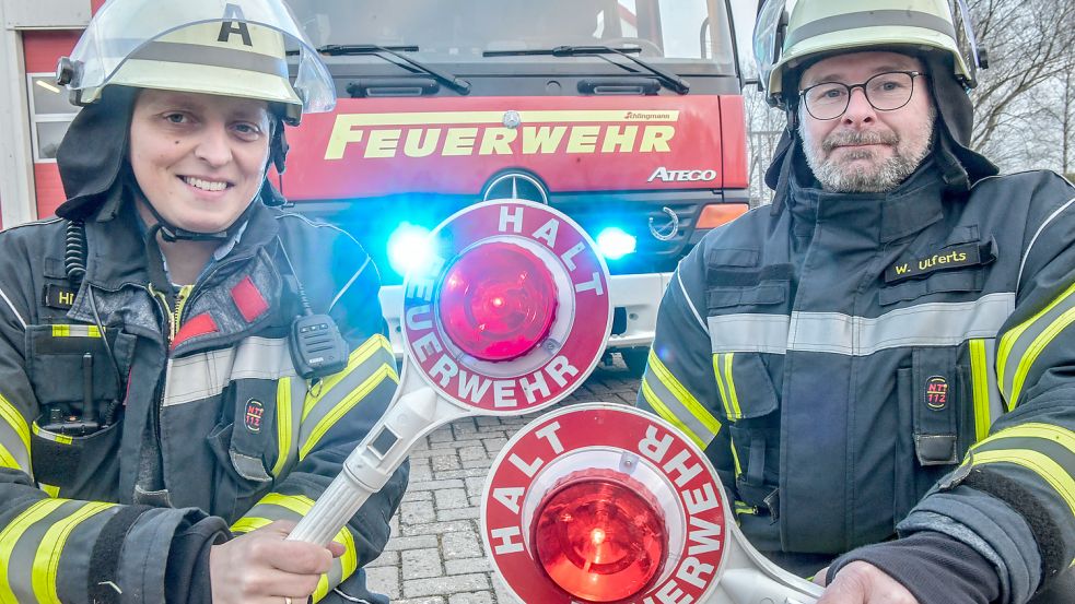 Der Ortsbrandmeister aus Simonswolde, Wilhelm Ulferts (links), und sein Stellvertreter Hilko de Vries im Einsatz für den Zeitungsfotografen. Foto: Ortgies