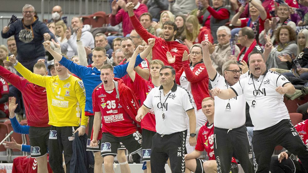 Auch die OHV-Bank war angesichts der Stimmung und des Spielverlaufes elektrisiert. Foto: Doden/Emden