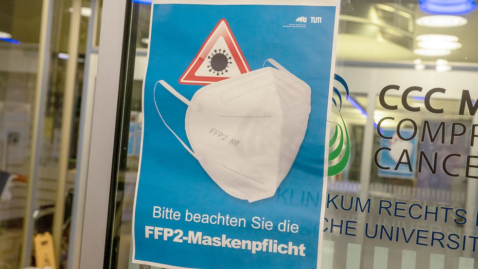 Die Kassenärztliche Bundesvereinigung (KBV) und der Deutsche Hausärzteverband fordern wie andere Branchenvertreter ein Ende der Corona-Maskenpflicht in Praxen. Aus Niedersachsen kommt Kritik an dem Vorstoß. Foto: Peter Kneffel/dpa