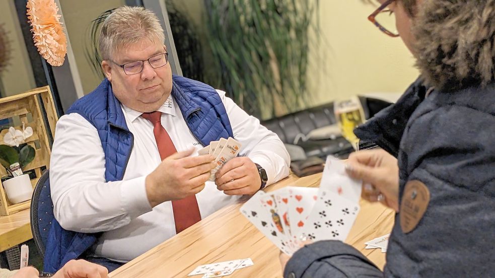 Seit einem halben Jahrhundert spielt Gerfried Meyer gerne Skat. Bei einem Turnier Anfang des Jahres in Oldenburg belegte der für die Friedenjungs Wiesmoor spielende Auricher Platz eins. Fotos: Homes