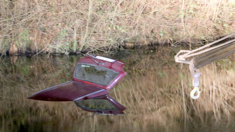 Von dem Fahrzeug guckte nach dem Unfall nur noch die Kofferraumklappe aus dem Wasser. Foto: Böning