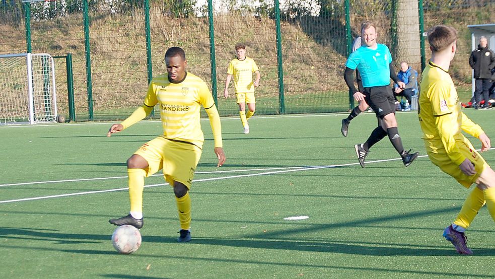 Der BSV Kickers Emden prüft, ob er den Testspieler Ronald Lombaya (am Ball) verpflichten kann. Im Testspiel gegen Papenburg traf er zum zwischenzeitlichen 1:2. Foto: Reemts