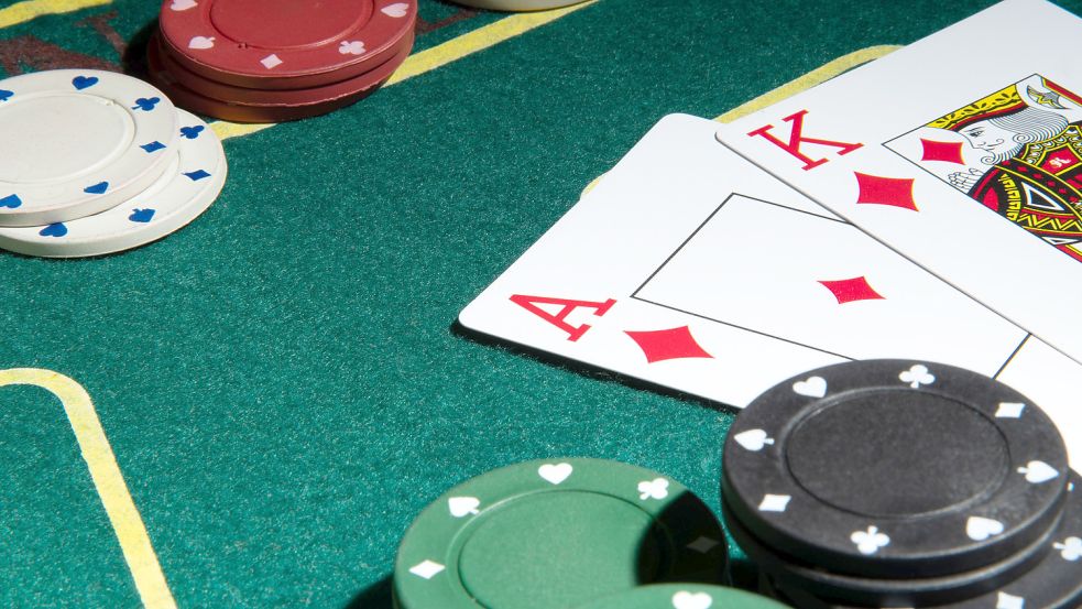 Beim Pokern kommt es auf ein gutes Blatt, Geduld und Abgebrühtheit. Auch mit einem Bluff kann man unter Umständen viele Chips (Geld) gewinnen. Foto: Imago