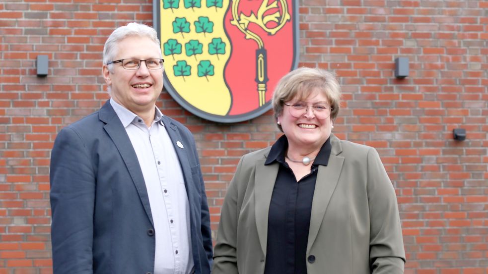 Im Zentrum des Wandels steht eine Personal-Rochade in der Verwaltung in Ihlow: Friedhelm Saathoff und Annette Lang haben die Zuständigkeiten getauscht. Foto: Böning