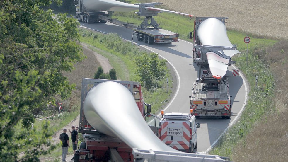 Die Flügel eines Windrades müssen mit Spezialtransportern an ihr Ziel gebracht werden. Hersteller beklagen Verzögerungen bei der Genehmigung entsprechender Transporte und warnen vor Problemen bei der Energiewende. Foto: dpa