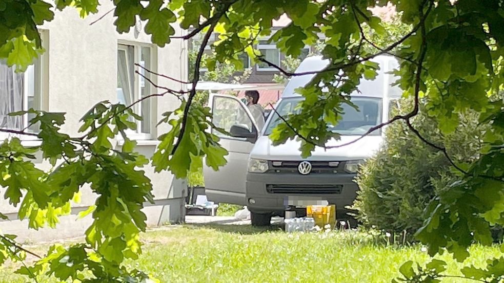 Nach der Bluttat in der Nacht zu 18. Mai im Integrationsstützpunkt in Aurich-Extum wurden Spuren gesichert. Foto: Archiv/Boschbach