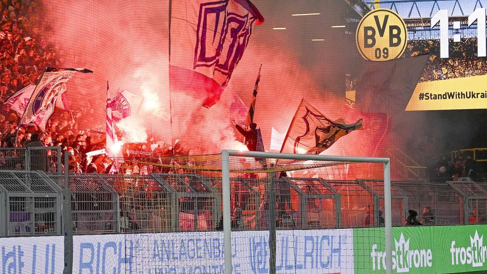 Die Fans von Osnabrueck zünden nach dem Tor zum 1:1 Bengalos im Singal Iduna Park Foto: www.imago-images.de