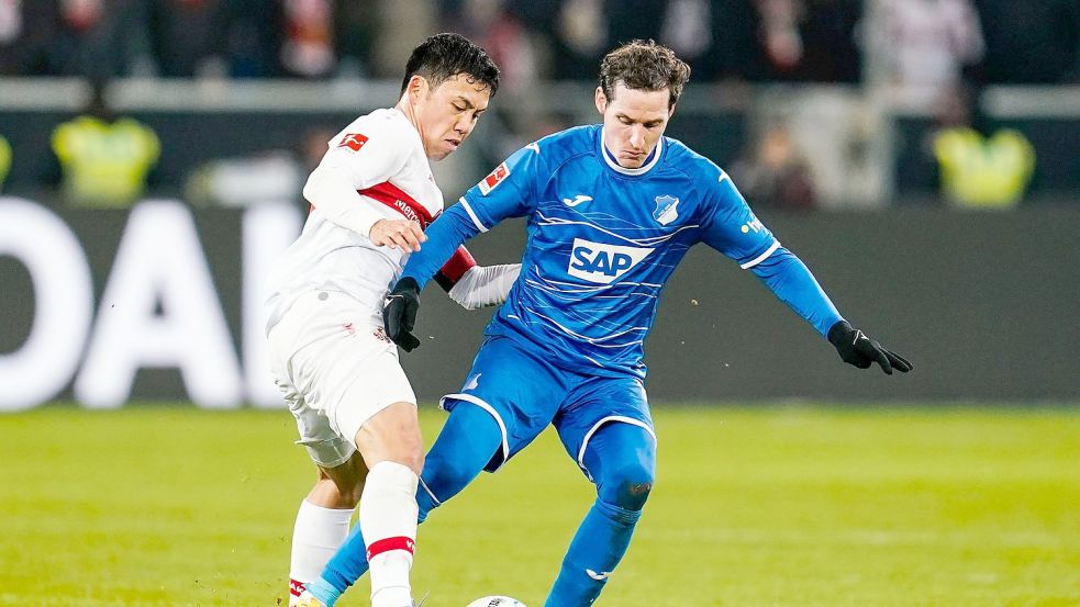 VfB-Profi Wataru Endo (l) im Zweikampf mit dem Hoffenheimer Sebastian Rudy. Foto: Uwe Anspach/dpa