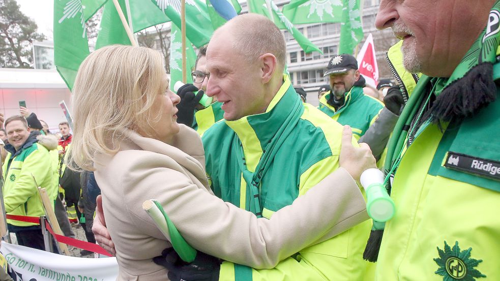 Bundesinnenministerin Nancy Faeser (SPD) begrüßt Gewerkschafter der Polizei bei der Kundgebung. Foto: Kumm/dpa